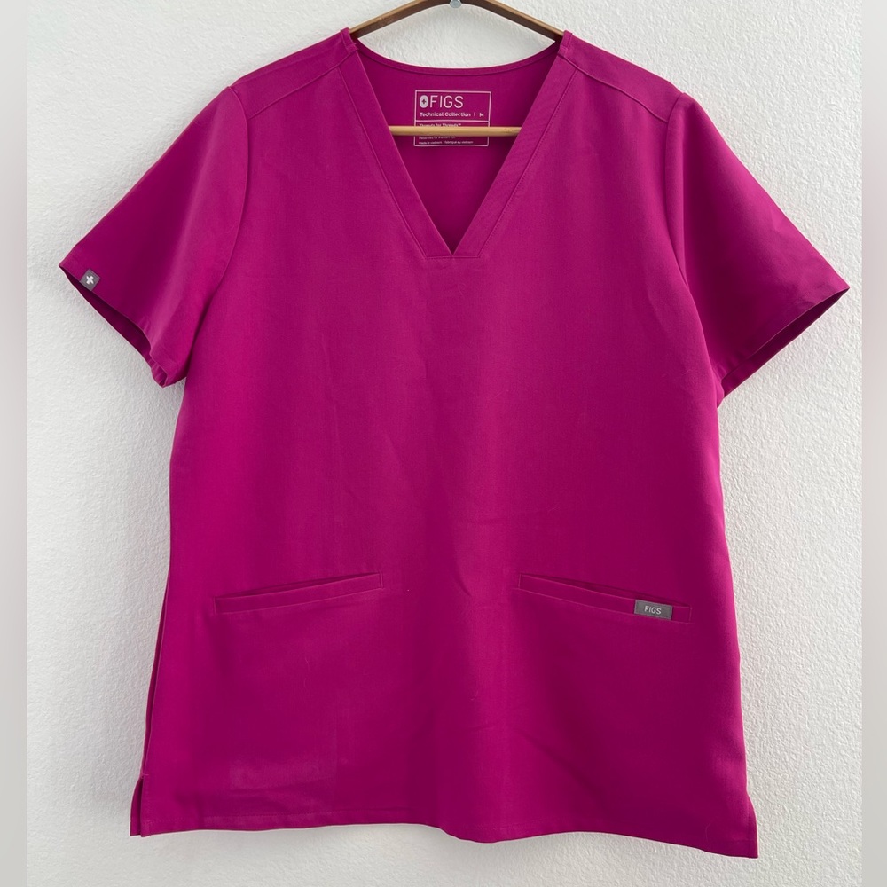Figs Casma™ Three-Pocket Scrub Top, Pink Sz M